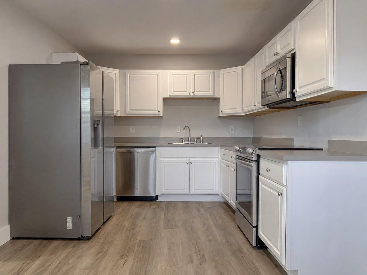 6720 Broadview Blvd - Photo 4 of 40
