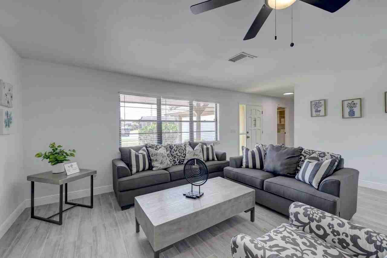 543 Se Greenway Ter - Photo 2 of 21