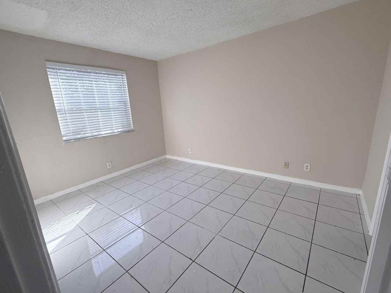 11638 Nw 23rd Ct - Photo 5 of 8