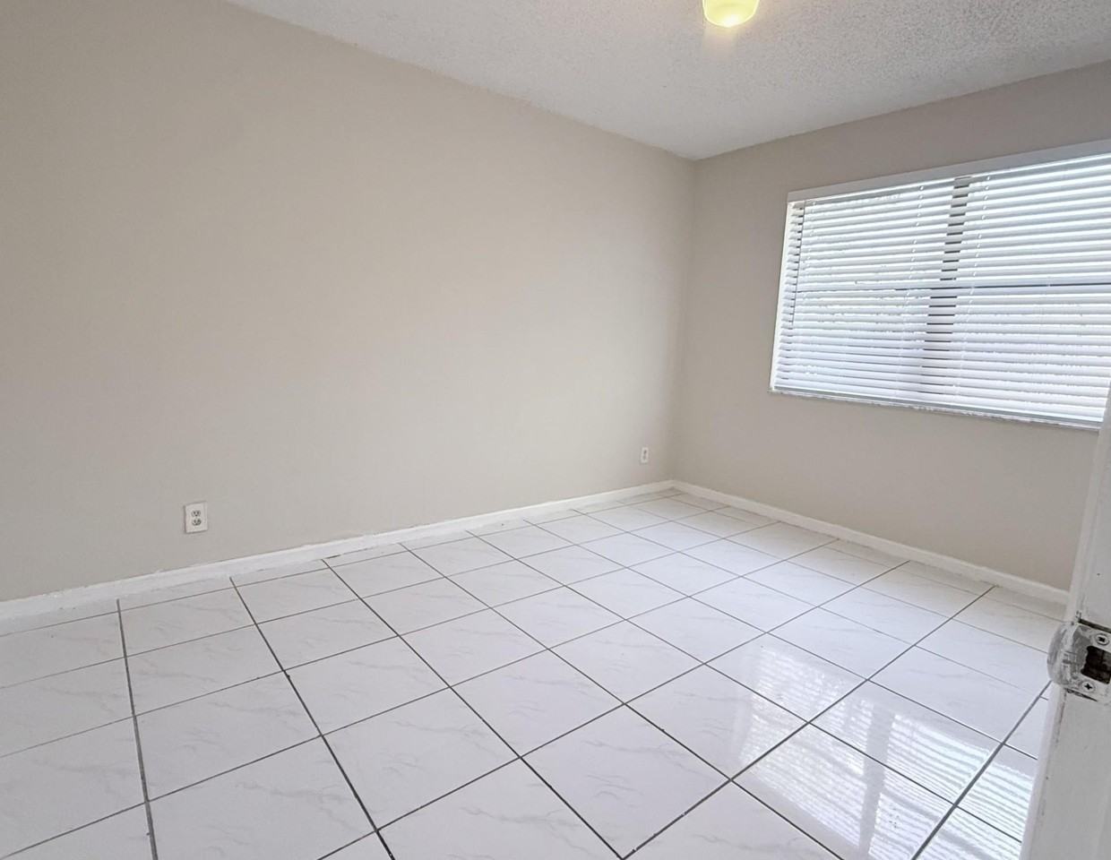 11638 Nw 23rd Ct - Photo 7 of 8