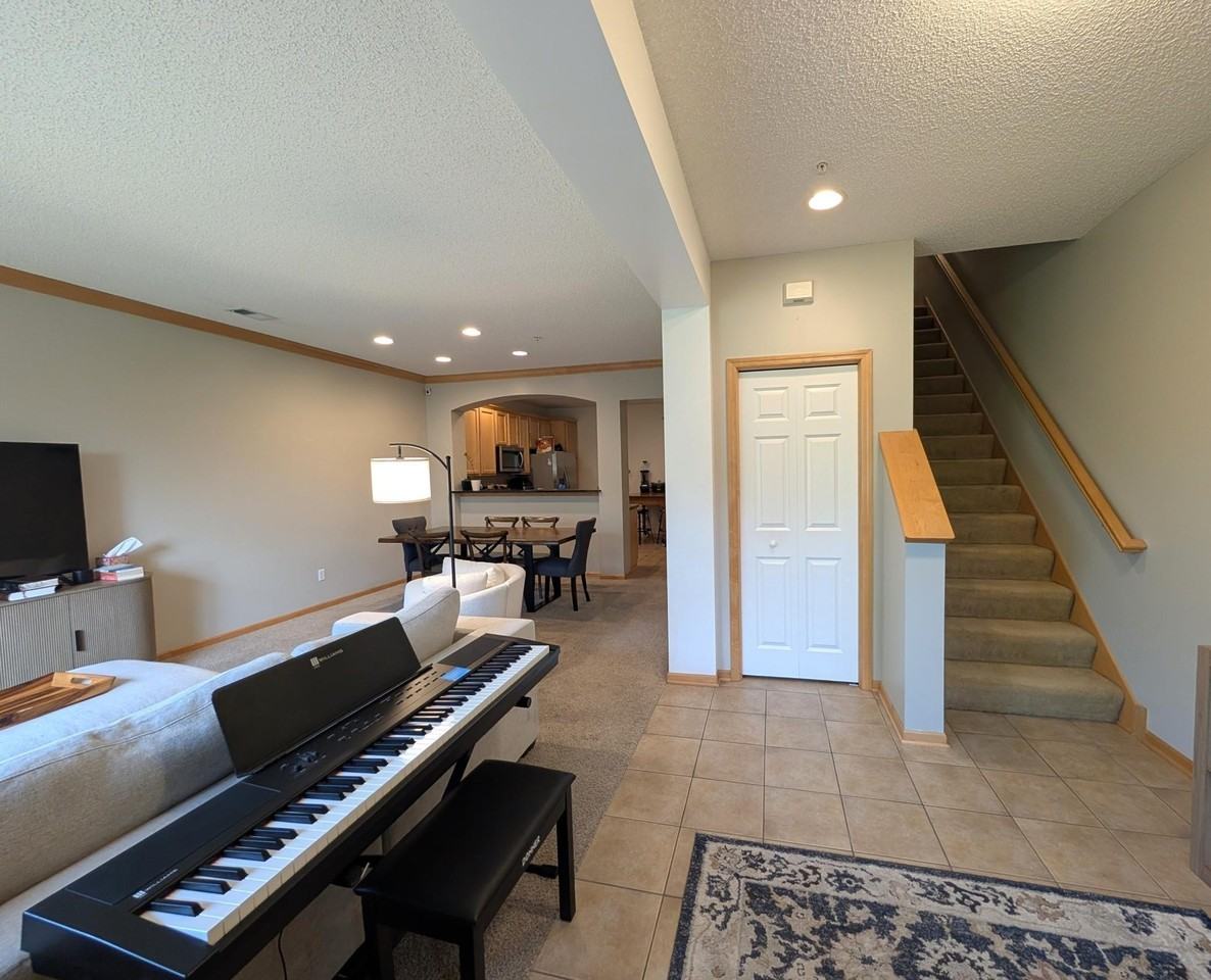 8391 Townsend Dr - Photo 4 of 23