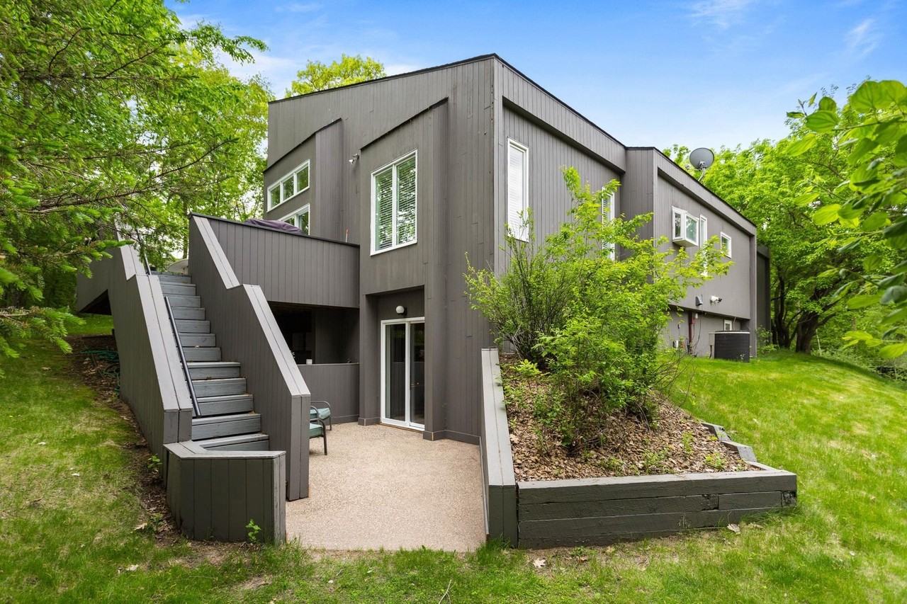 2925 Minnehaha Curv - Photo 2 of 47