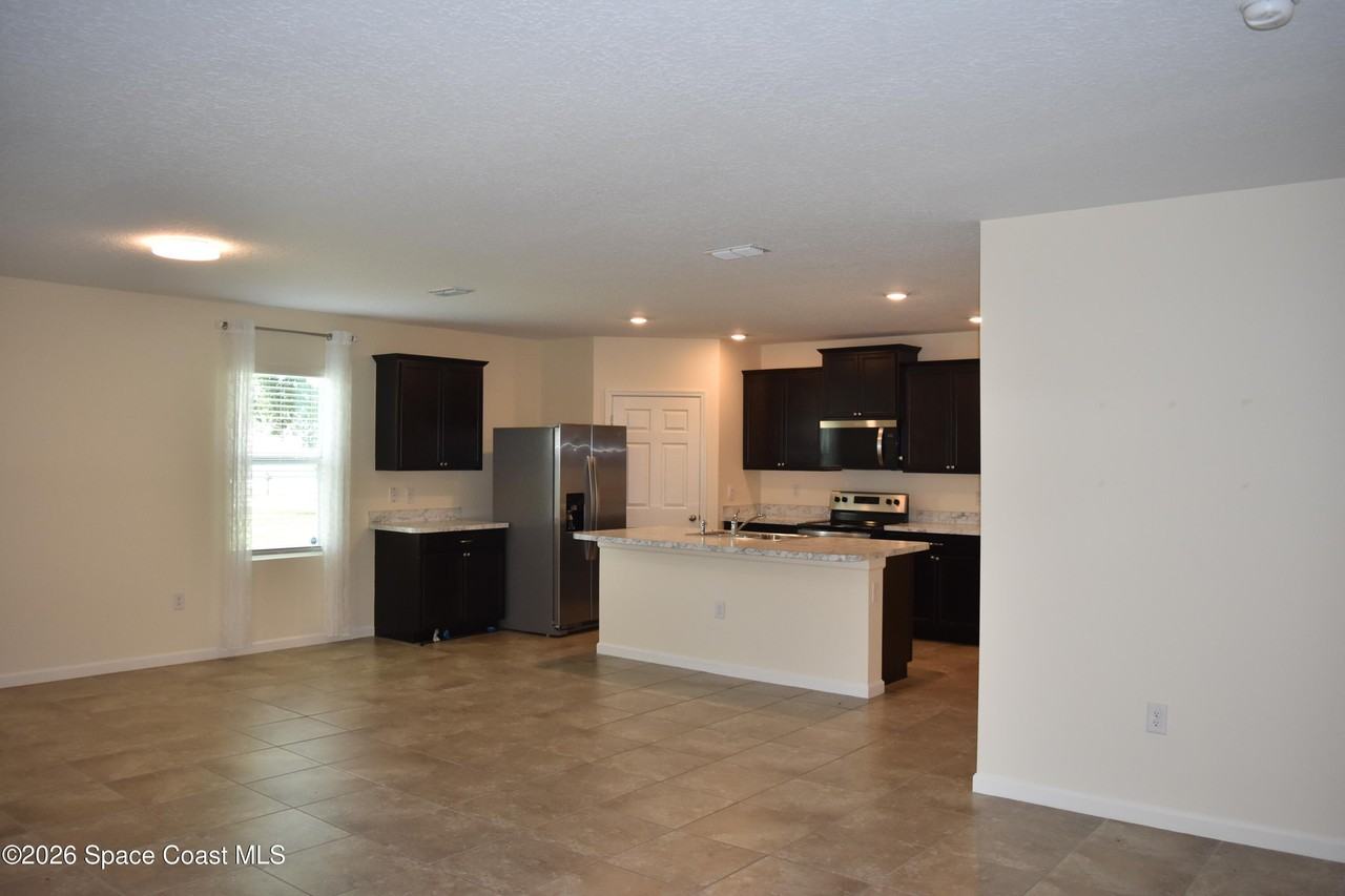 1579 Rachel Ave Se - Photo 5 of 30