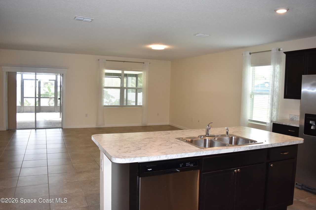 1579 Rachel Ave Se - Photo 6 of 30