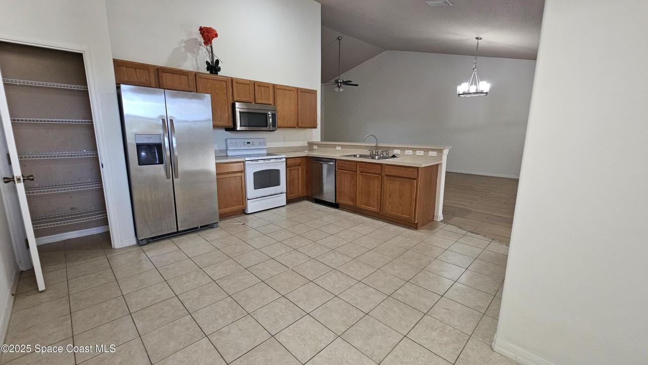 1020 Venetian Dr #202 - Photo 3 of 13