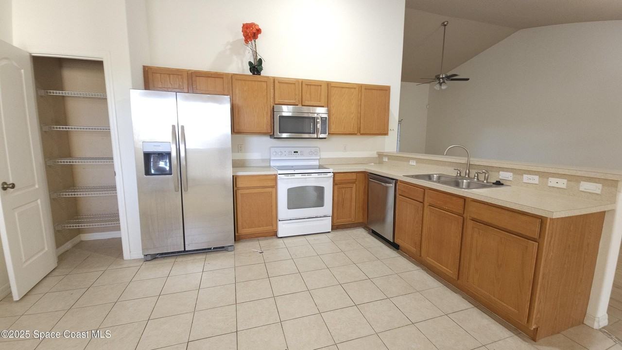 1020 Venetian Dr #202 - Photo 4 of 13