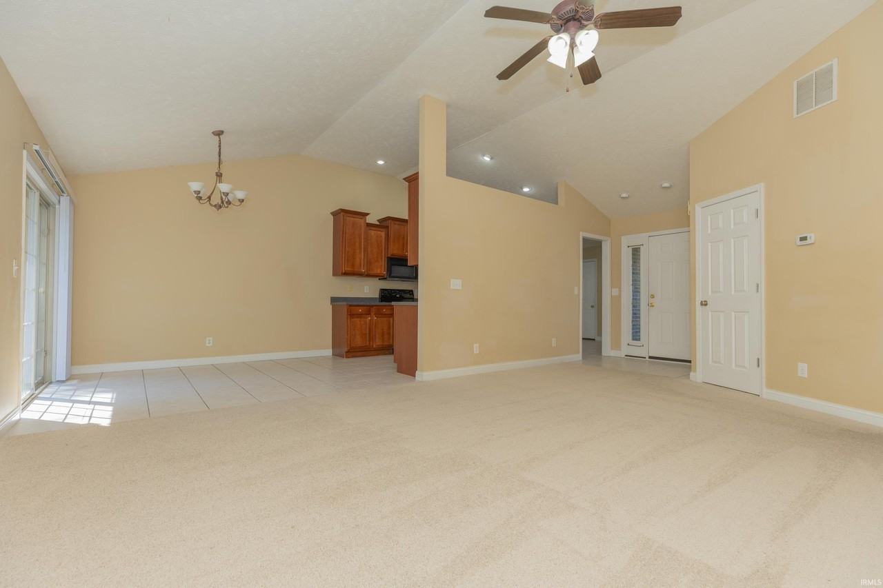 10599 Tecumseh Dr - Photo 3 of 23