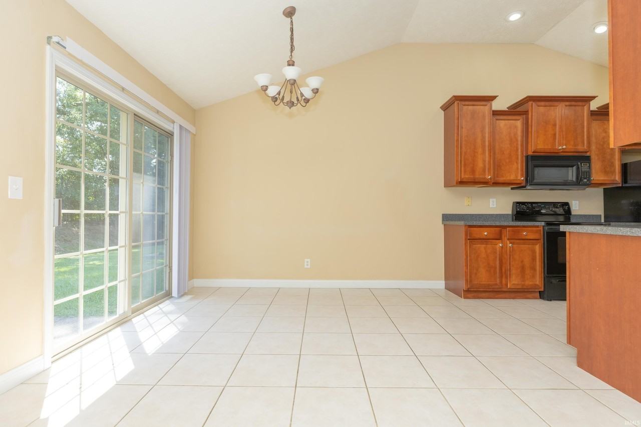 10599 Tecumseh Dr - Photo 4 of 23