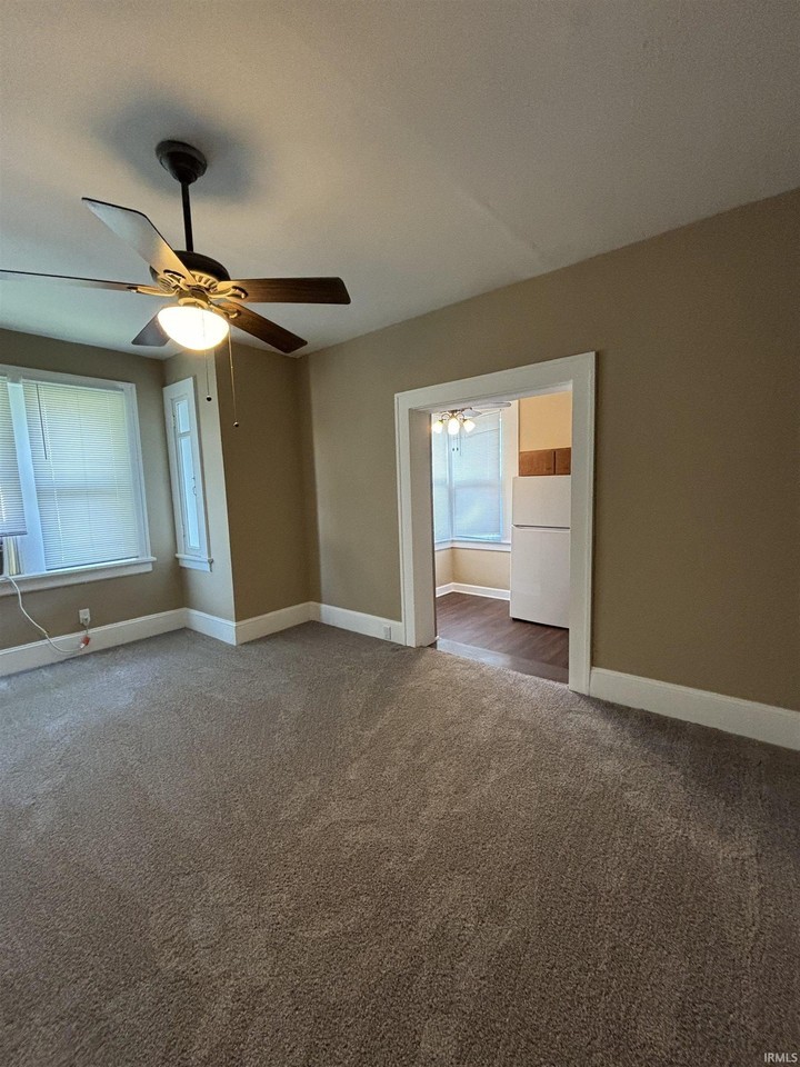 1119 Se Riverside Dr #D - Photo 2 of 9