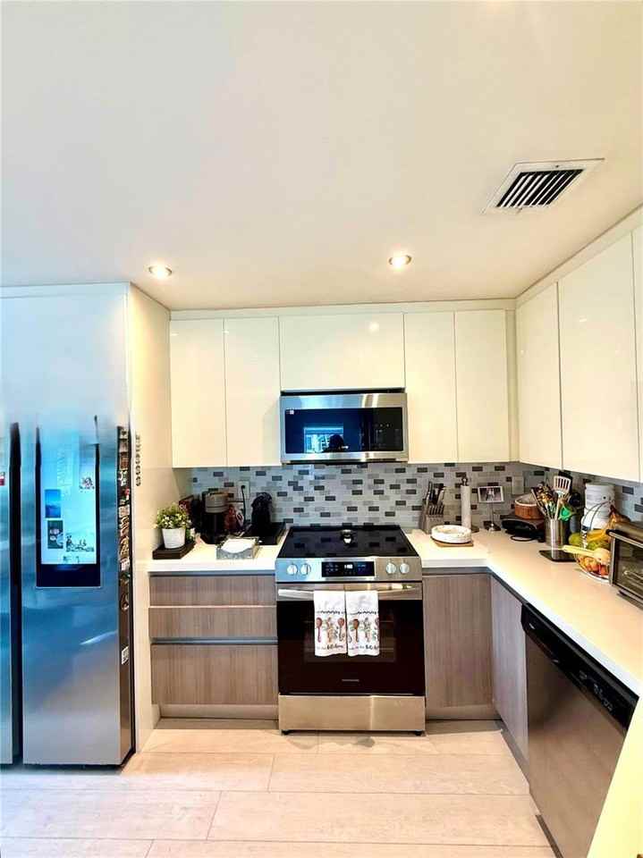5042 Nw 114th Ct - Photo 4 of 8
