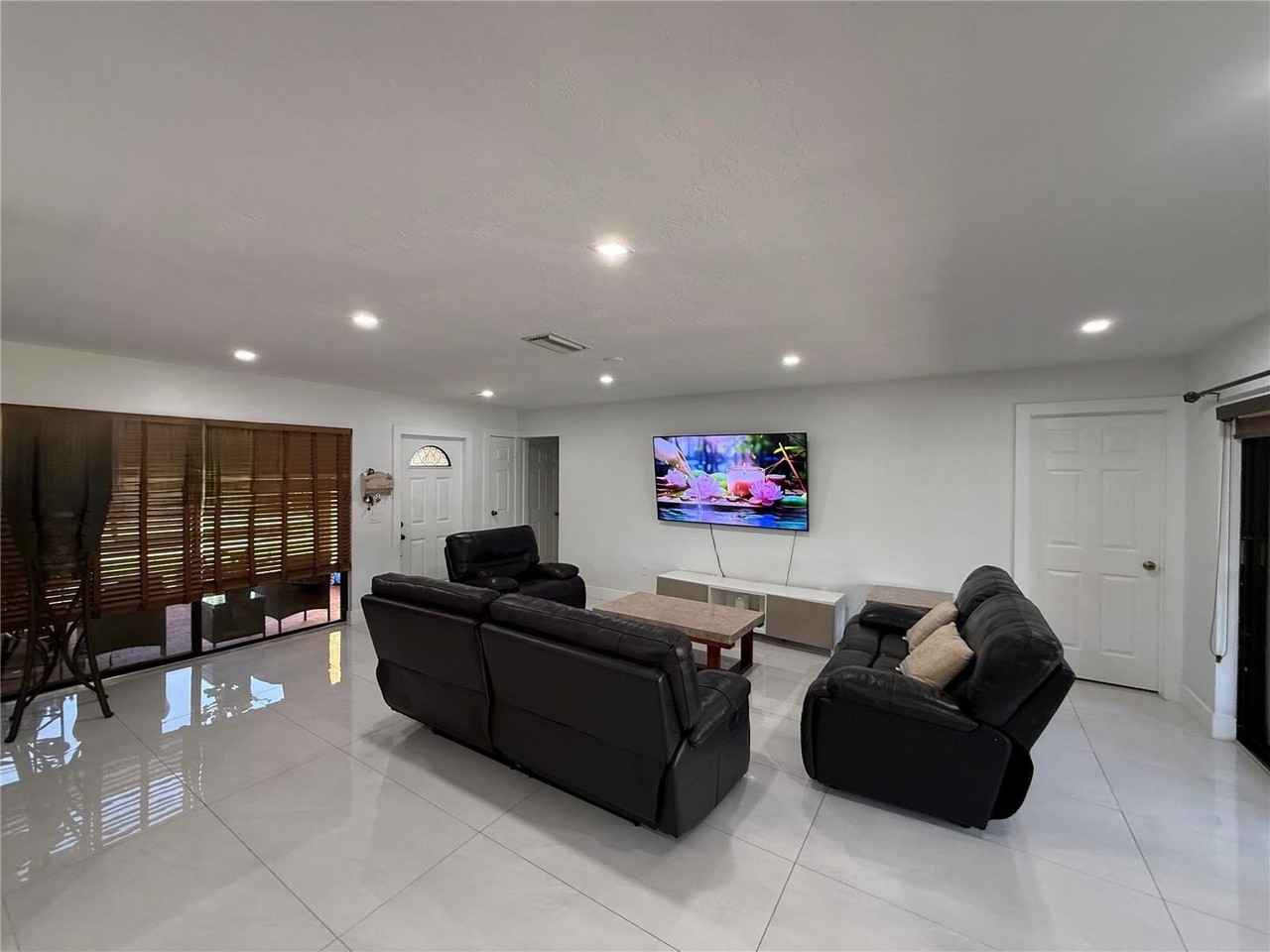 11450 Nw 30th Pl - Photo 5 of 8