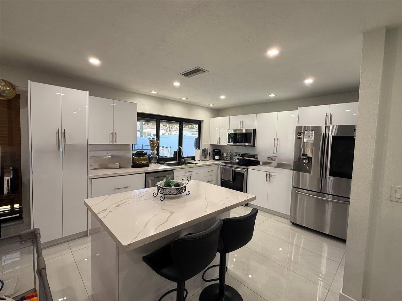 11450 Nw 30th Pl - Photo 7 of 8