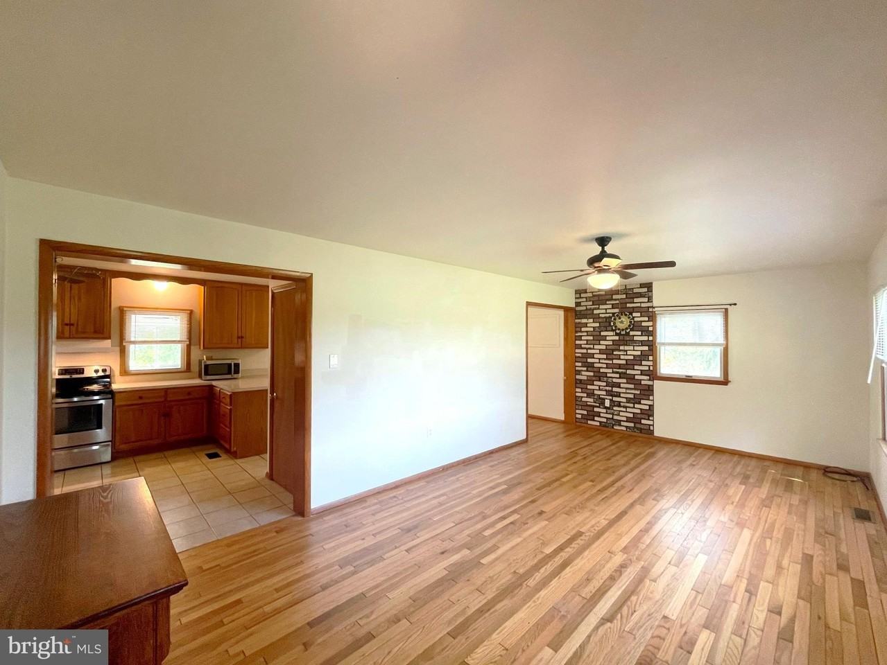 5472 Sixes Rd - Photo 5 of 37