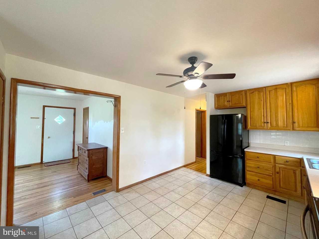 5472 Sixes Rd - Photo 6 of 37