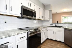 featured image of 13703 Lord Sterling Pl