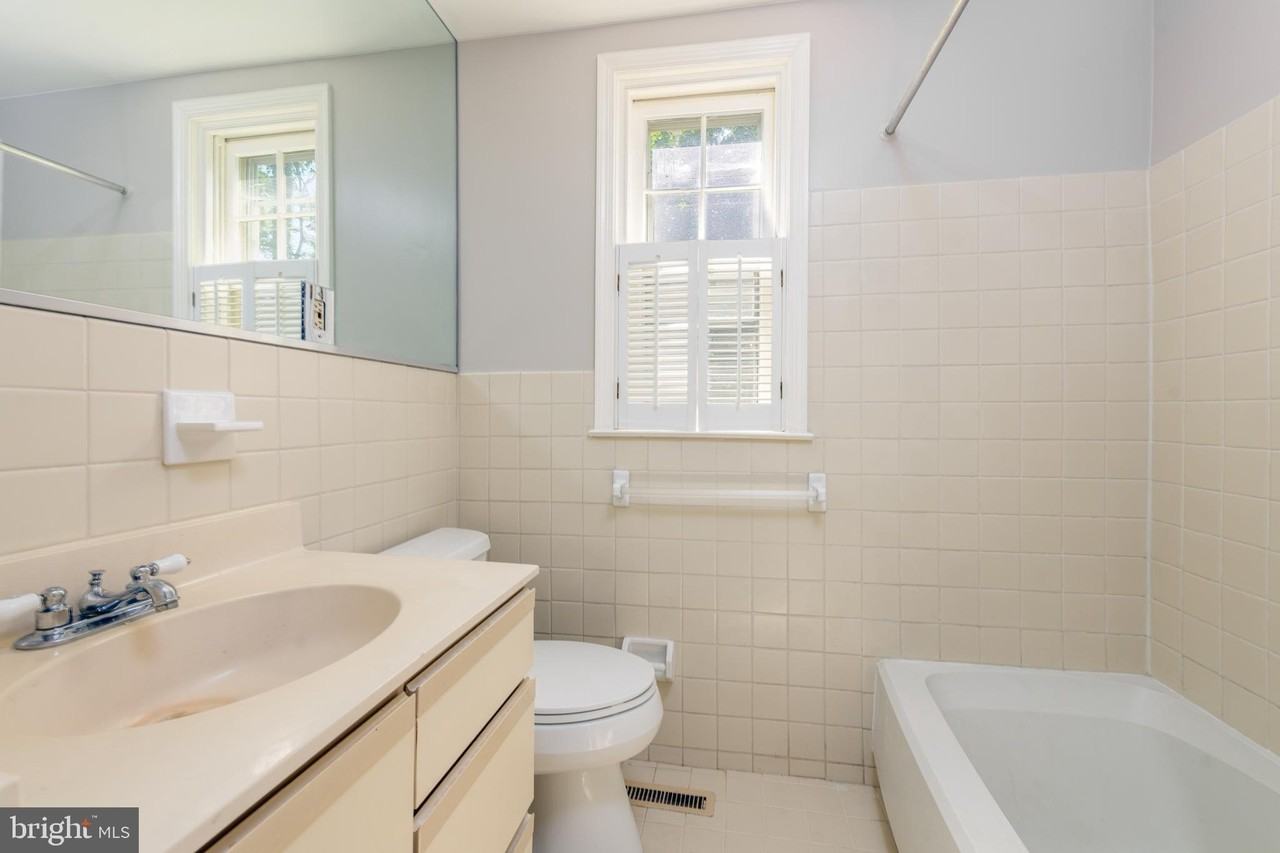 500 E Lancaster Ave #B124 - Photo 7 of 11