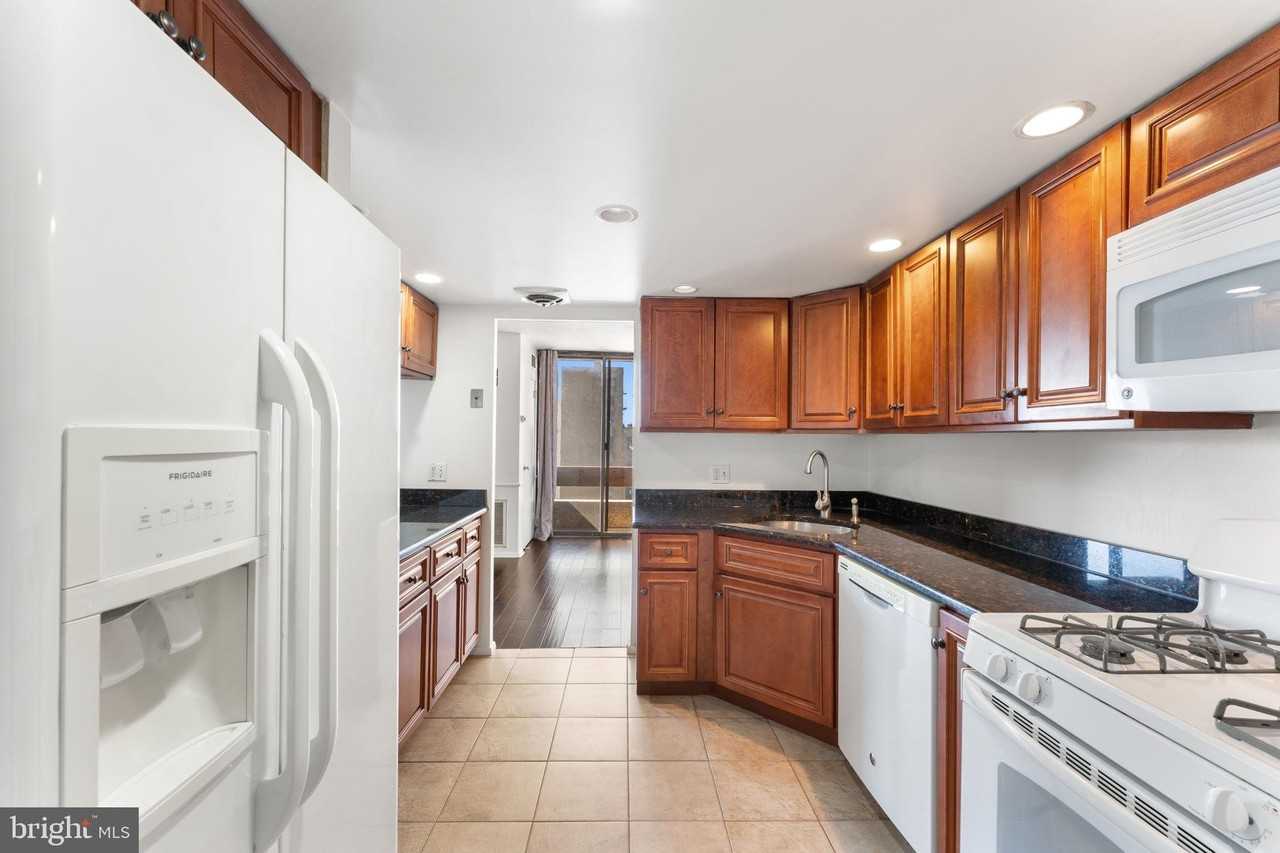 1326 Spruce St #1208 - Photo 7 of 16