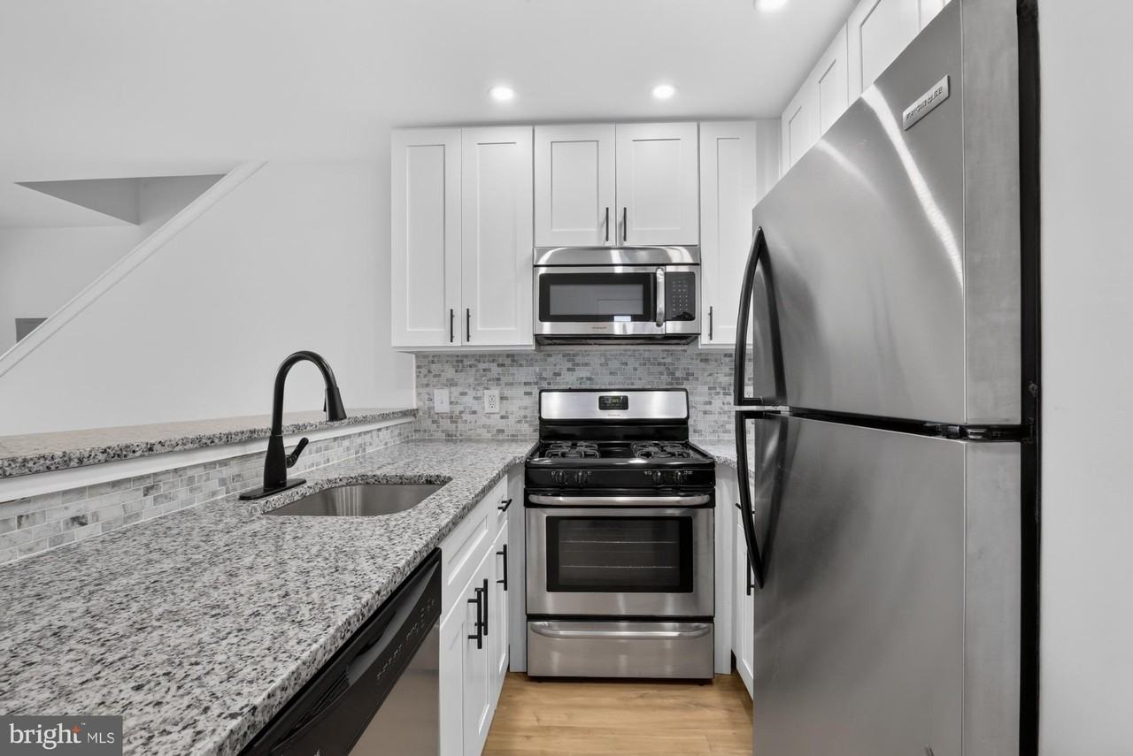 704 N 18th St #2 - Photo 3 of 27