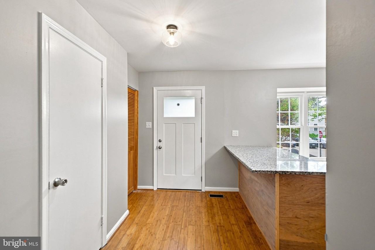 8346 Stationhouse Ct - Photo 3 of 28