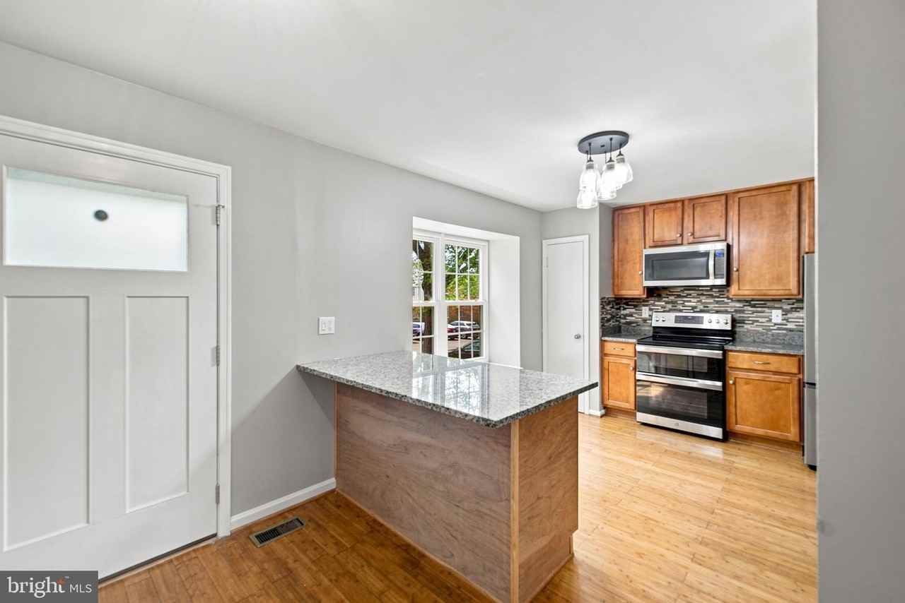 8346 Stationhouse Ct - Photo 4 of 28