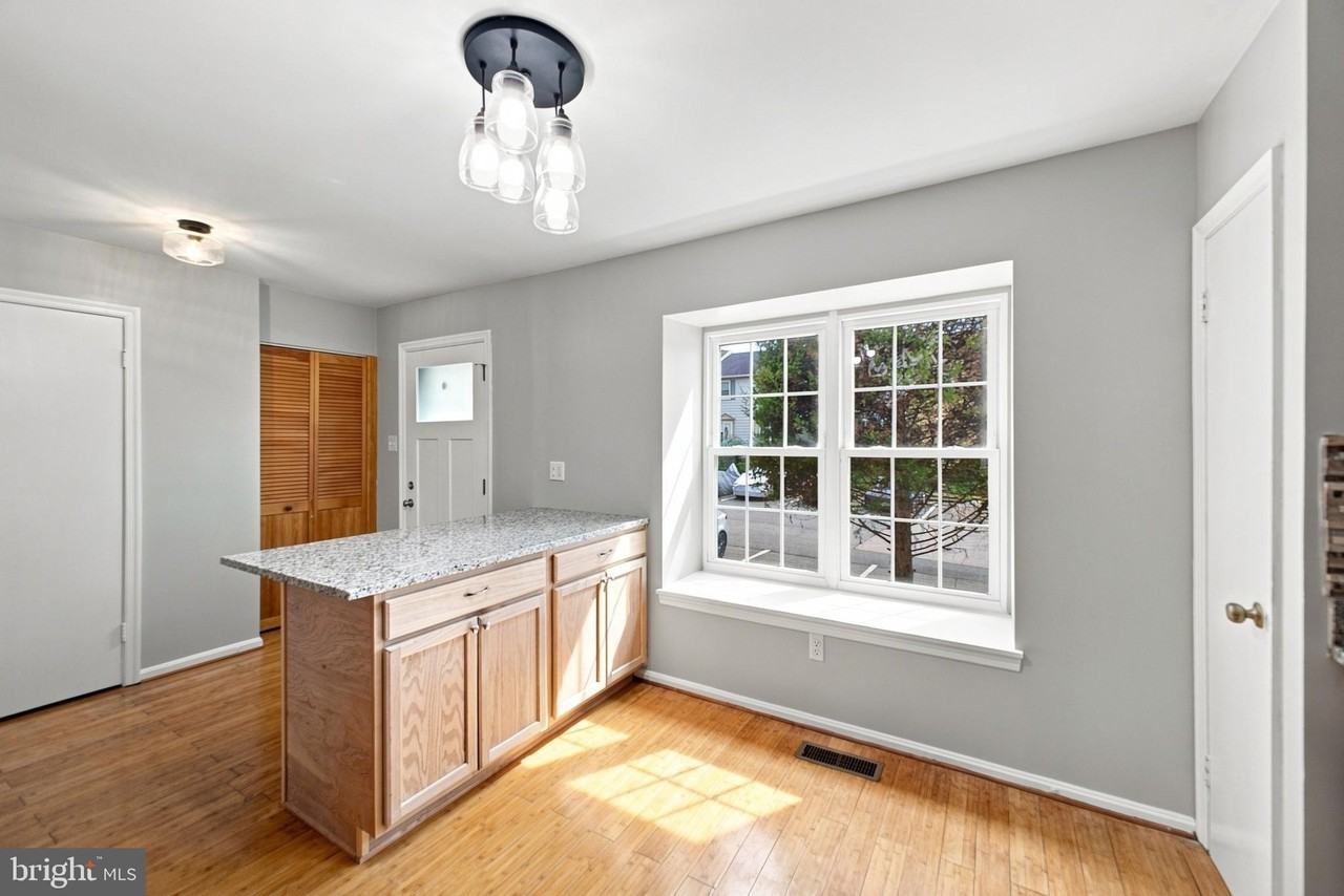 8346 Stationhouse Ct - Photo 6 of 28
