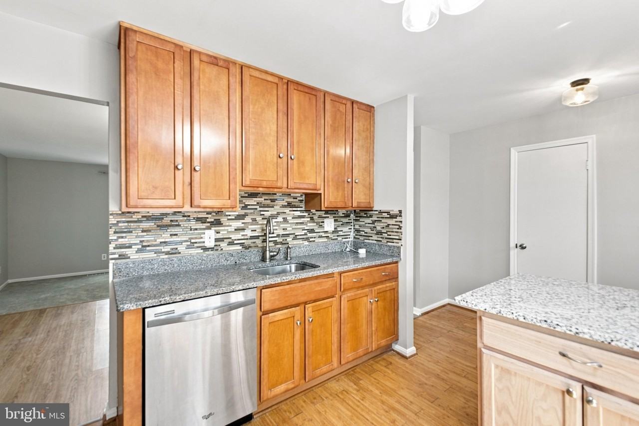 8346 Stationhouse Ct - Photo 7 of 28