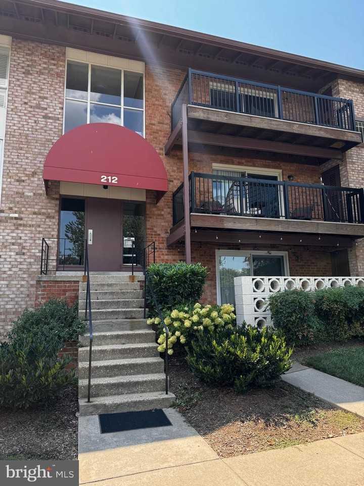 212 Locust St Se #111 - Photo 2 of 18