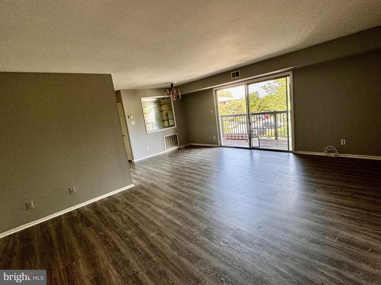 212 Locust St Se #111 - Photo 3 of 18