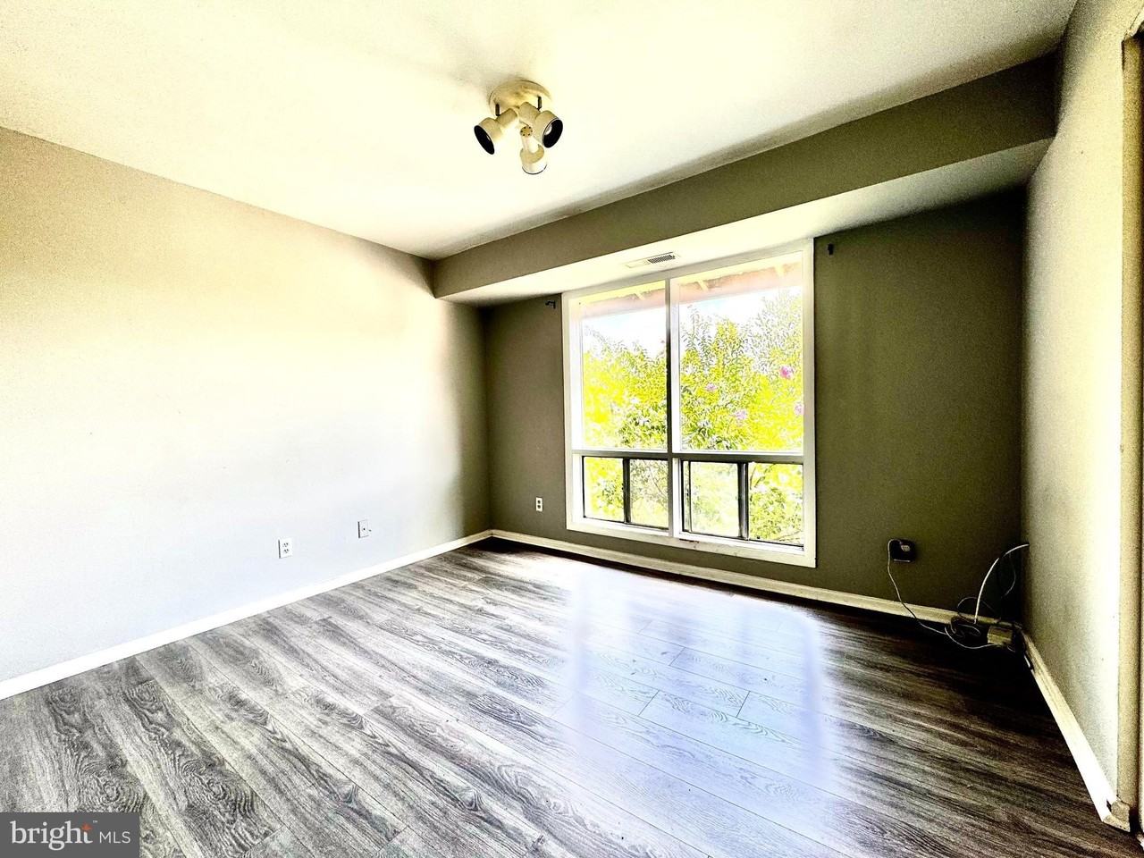 212 Locust St Se #111 - Photo 6 of 18