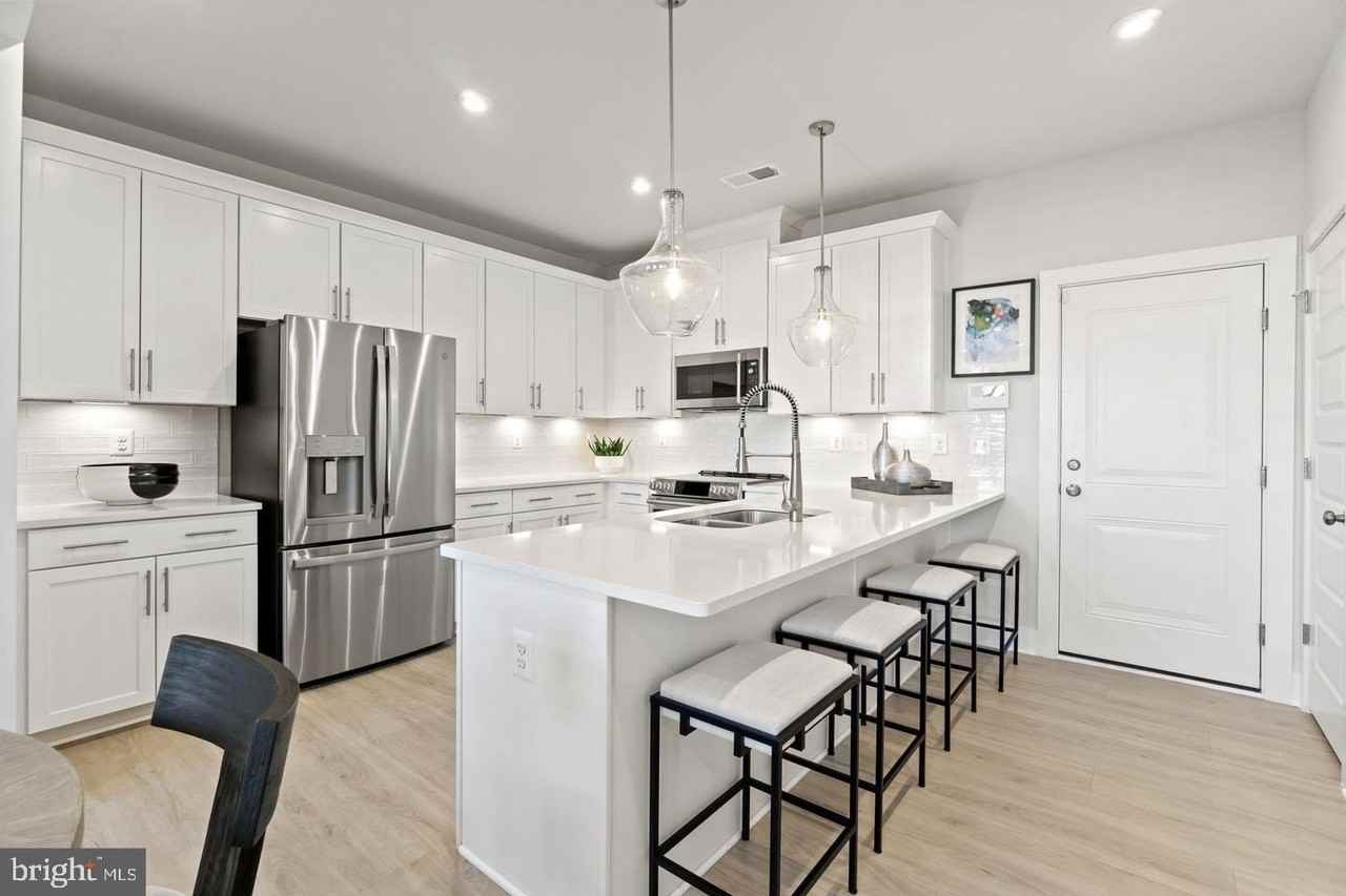 43805 Middleway Ter - Photo 7 of 38