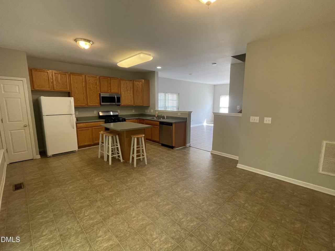 2910 Barrymore St - Photo 4 of 23