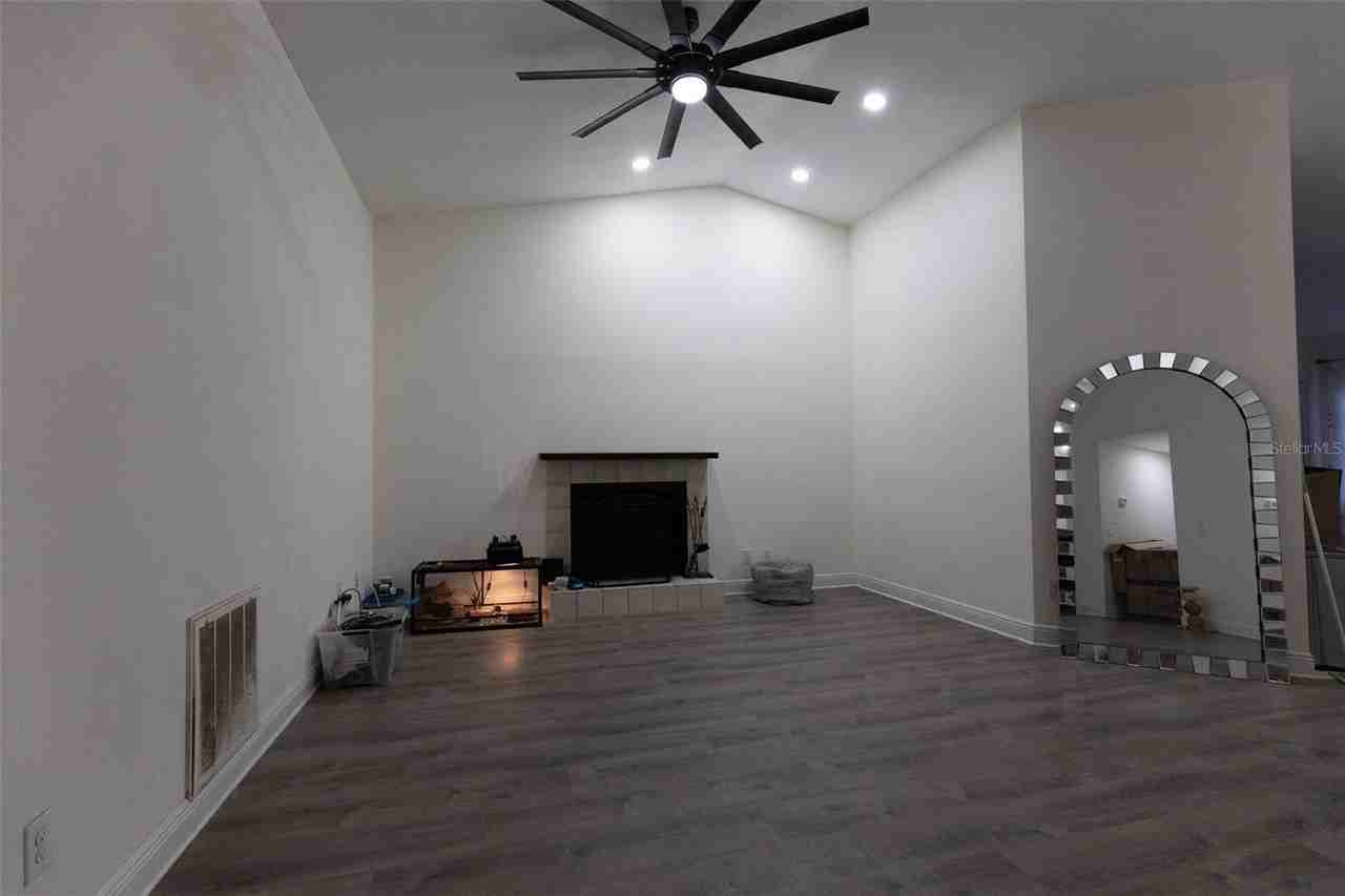 4610 N Country Hills Ct - Photo 3 of 20