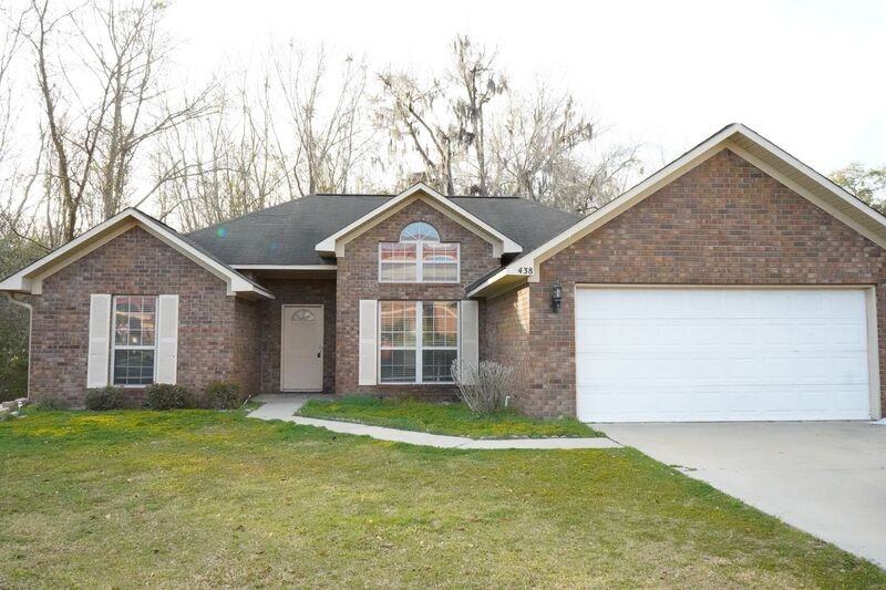 438 Edgewater Dr - Photo 3 of 39
