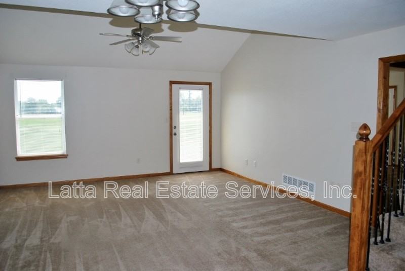 1101 Nw Willow Dr - Photo 4 of 13