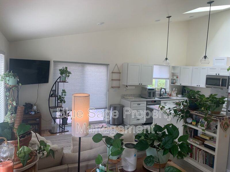 410 Eddy Ct - Photo 2 of 7