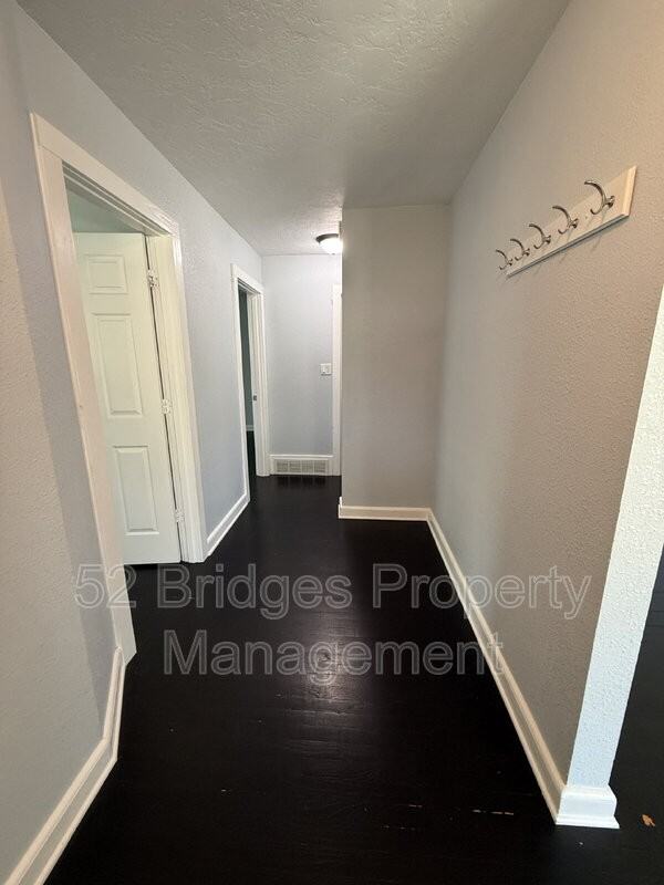 2904 E 40th Ct - Photo 2 of 19