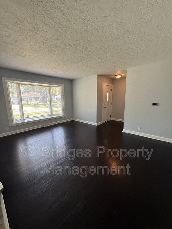 2904 E 40th Ct - Photo 4 of 19