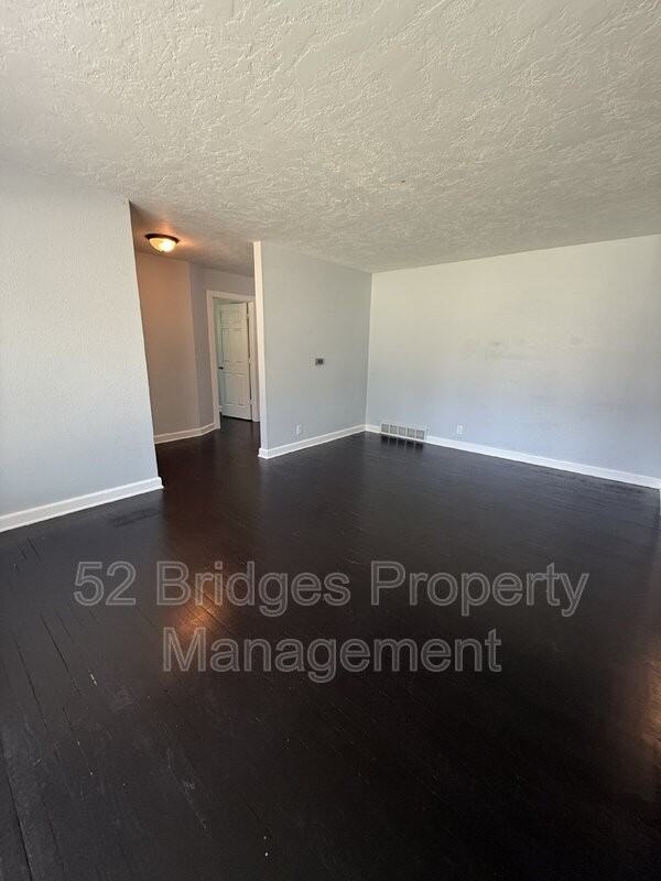 2904 E 40th Ct - Photo 5 of 19