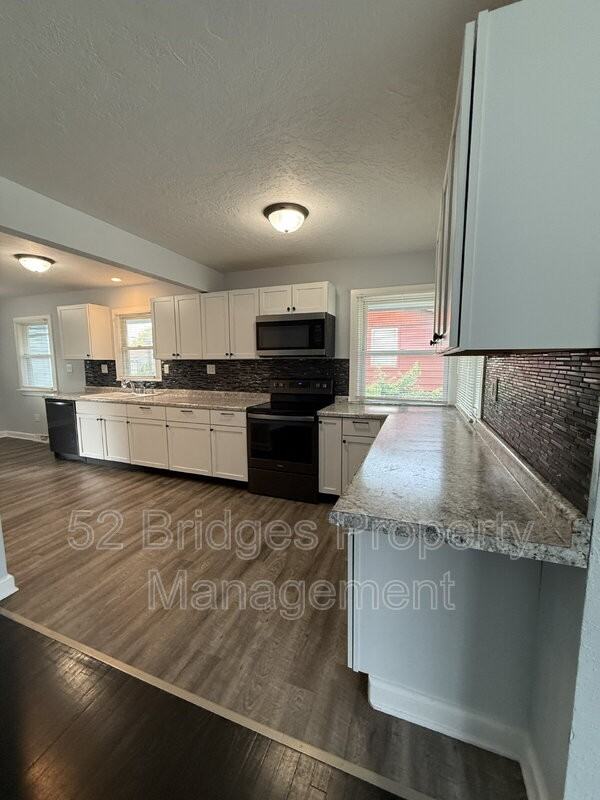 2904 E 40th Ct - Photo 7 of 19