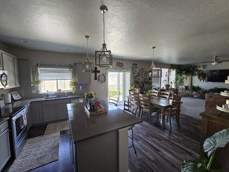 238 S Iceberg Lake Ave - Photo 7 of 33