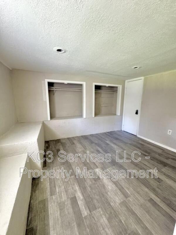 6131 Ne Vivion Rd #D - Photo 5 of 9