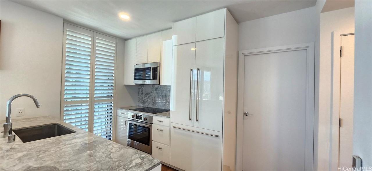987 Queen St #1614 - Photo 7 of 17