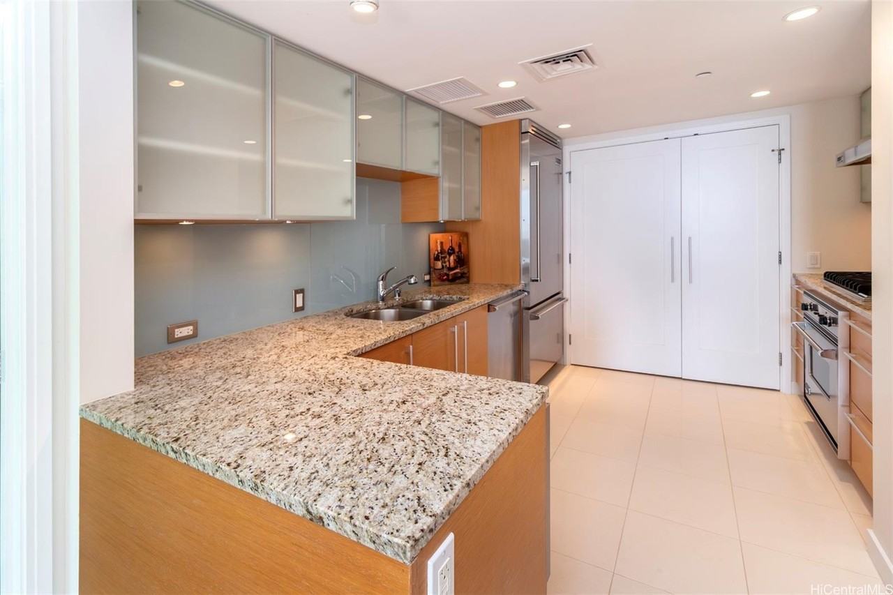 1177 Queen St #4006 - Photo 7 of 25