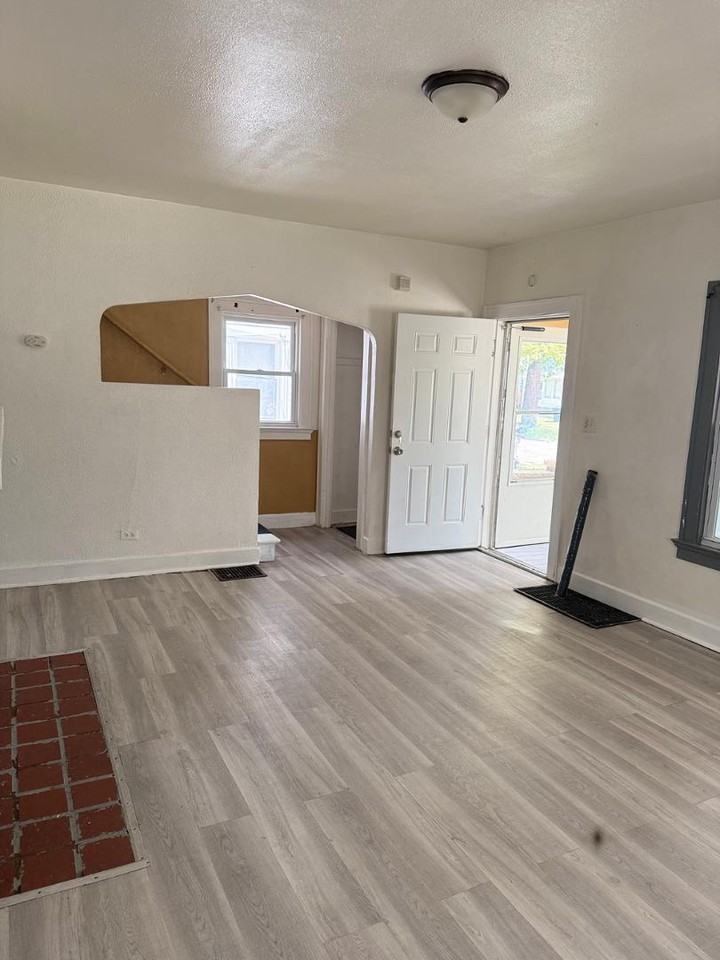 1029 Homer Ave - Photo 2 of 10