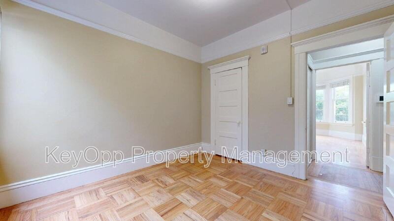 1112 Lake St - Photo 5 of 14