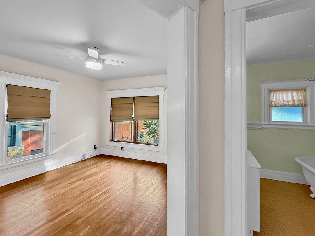 1027 Lakepointe St - Photo 6 of 22