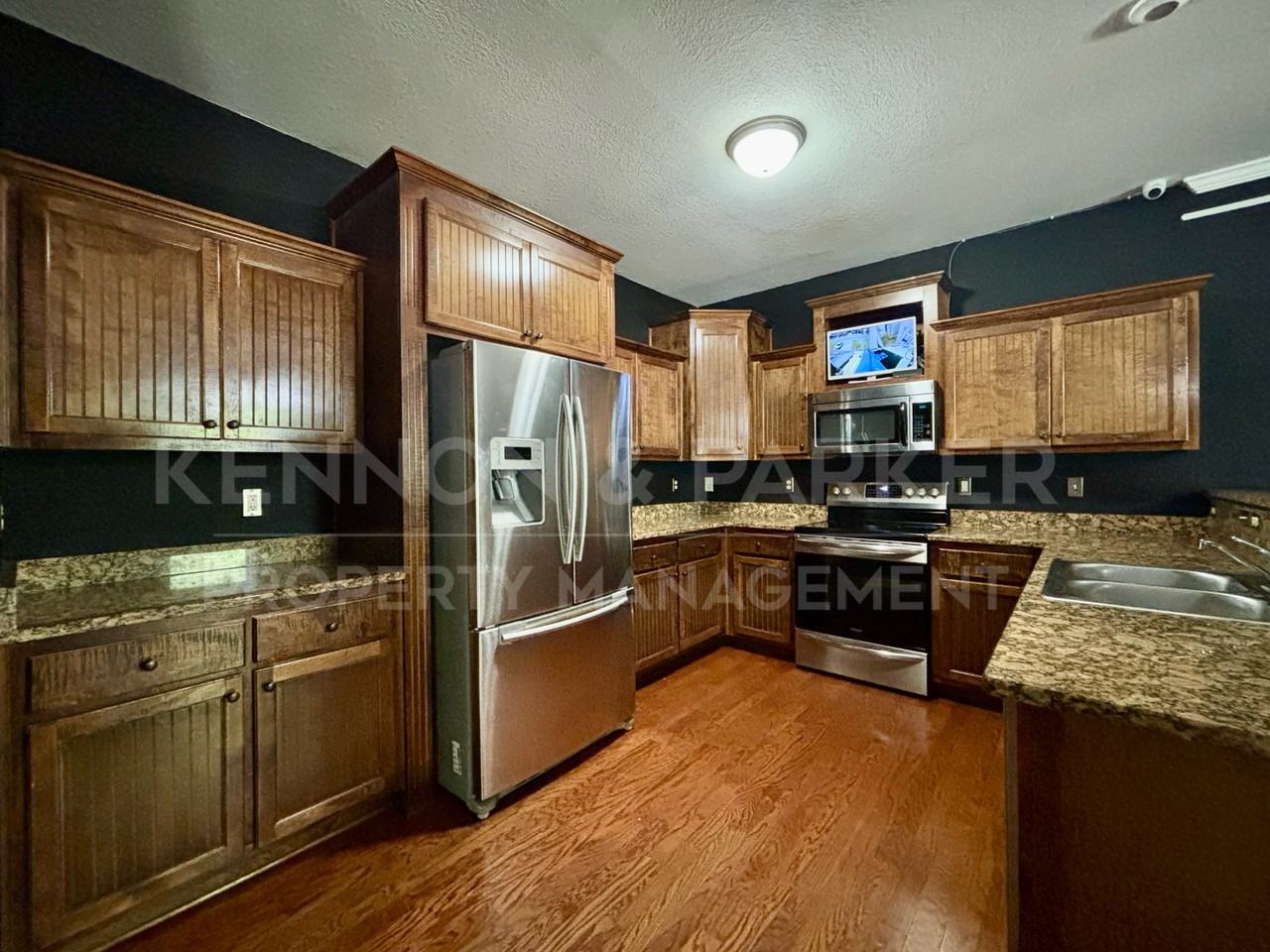 1910 Westminster Dr - Photo 4 of 17