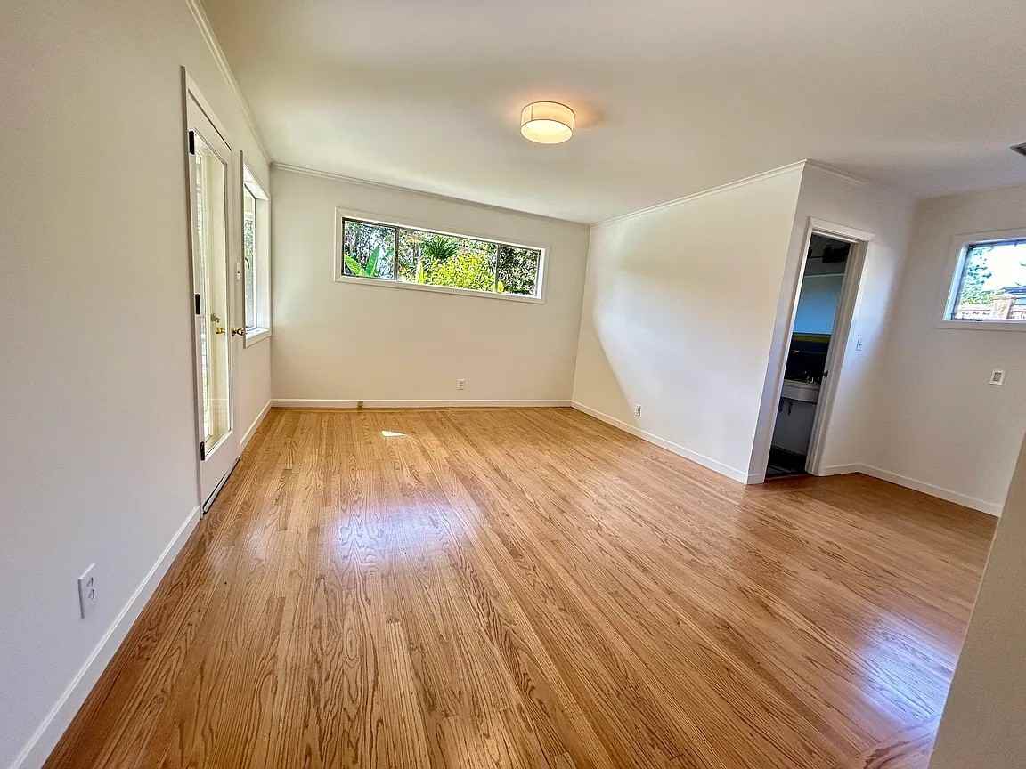 1111 Hobart St - Photo 2 of 13