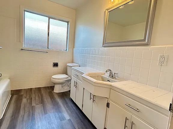 1111 Hobart St - Photo 4 of 13
