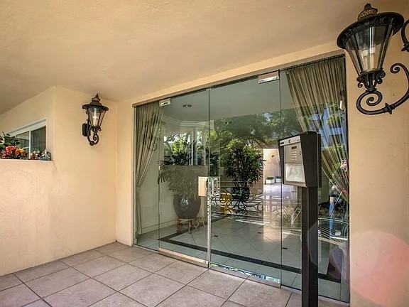 411 N Palm Dr - Photo 2 of 16